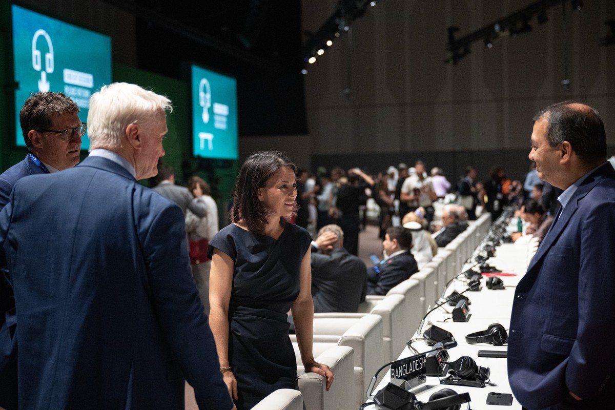 13.12.2023, Vereinigte Arabische Emirate, Dubai: Annalena Baerbock (B�ndnis 90 / Die Gr�nen), Bundesau�enministerin, spricht mit anderen Delegationsmitgliedern kurz vor Beginn der Abschlusskonferenz.  ...