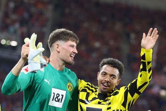 August 12th, 2022, Baden-Wuerttemberg, Freiburg Im Breisgau: Football: Bundesliga, SC Freiburg - Borussia Dortmund, 2nd matchday, in the Dreisamstadion, Dortmund's goalkeeper Gregor Kobel and Dortmund's Donyell Malen (...