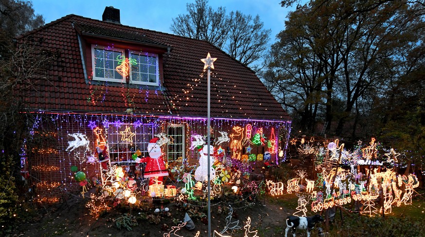 Die Lichterketten im Garten von Wilhelm Balke verbrauchen rund 3000 Kilowatt Strom.