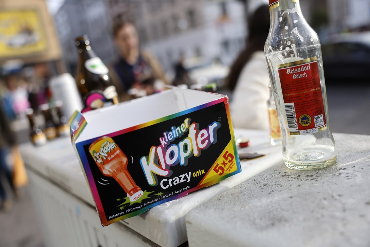 ARCHIV - 11.11.2022, Nordrhein-Westfalen, Köln: Leere Alkoholflaschen stehen auf einem Telefonkasten in der Nähe der Zülpicher Strasse zu Beginn der Karnevalssaison. In Nordrhein-Westfalen sind im ver ...