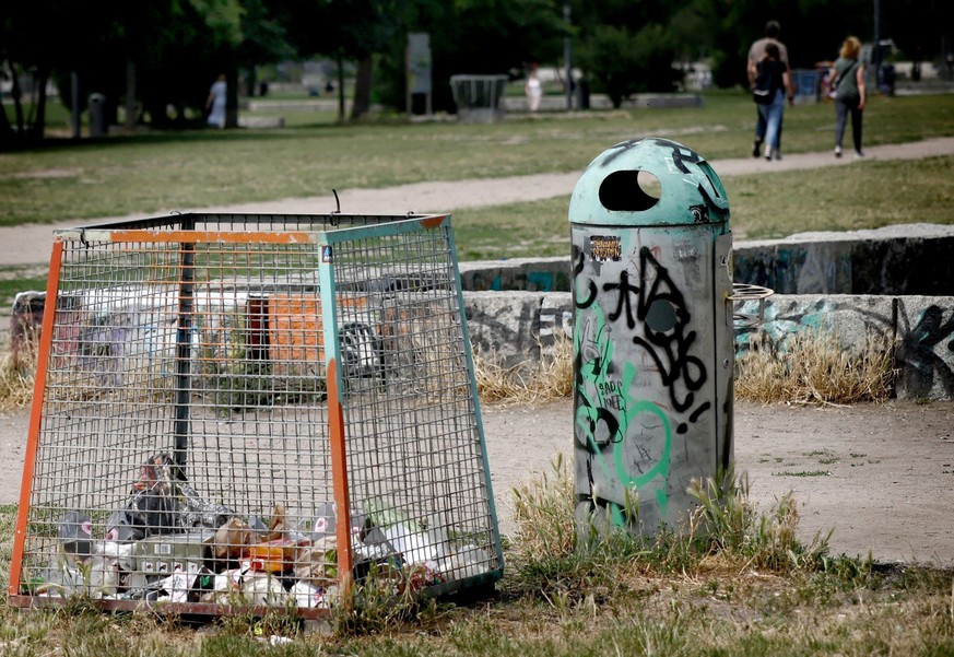 PRODUKTION - 22.06.2023, Berlin: Müll liegt in einem grossen Korb auf der Wiese im Mauerpark. Laue Sommernächte laden zum Feiern in Berliner Parks ein. Foto: Carsten Koall/dpa +++ dpa-Bildfunk +++