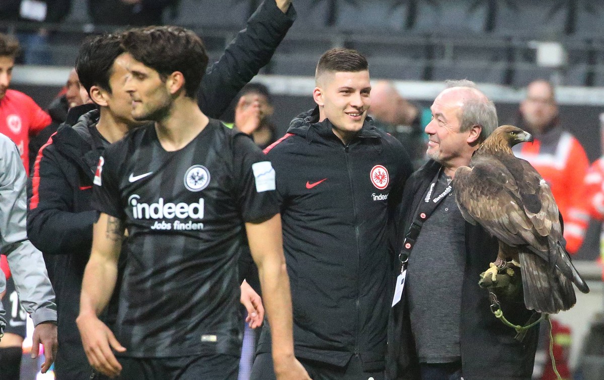 Eintracht Frankfurt - VfB Stuttgart Deutschland, Frankfurt, 31.03.2019, Fussball, Bundesliga, Saison 2018/2019, 27. Spieltag, Eintracht Frankfurt -VfB Stuttgart: (VfB Stuttgart),Luka Jovic mit Maskott ...