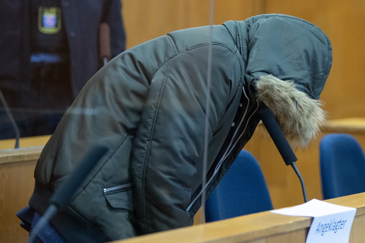ARCHIV - 19.01.2022, Hessen, Frankfurt/Main: Ein aus Syrien stammender angeklagter Arzt wird in den Sicherheitssaal des Oberlandesgerichts in Frankfurt geführt. Die Bundesanwaltschaft wirft ihm Folter ...