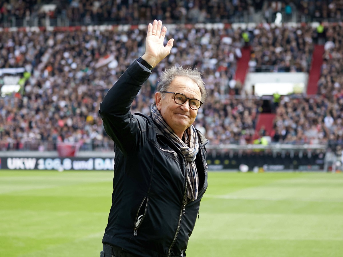 Abschied von Ewald Lienen als Angestellter bei St. Pauli. Der Technische Direktor verlaesst den Verein nach langen Jahren. FC St. Pauli vs. 1.FC Nuernberg 2. Bundesliga, Hamburg, Millerntor Stadion, S ...