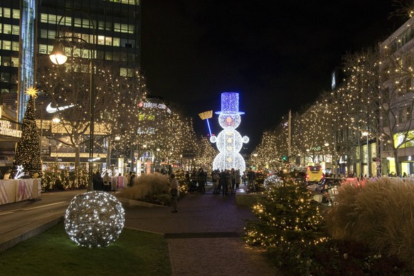 20.12.2021, Berlin, Deutschland - Foto: Weihnachtsbeleuchtung in der Tauentzienstrasse. *** 20 12 2021, Berlin, Germany Photo Christmas lighting in Tauentzienstrasse