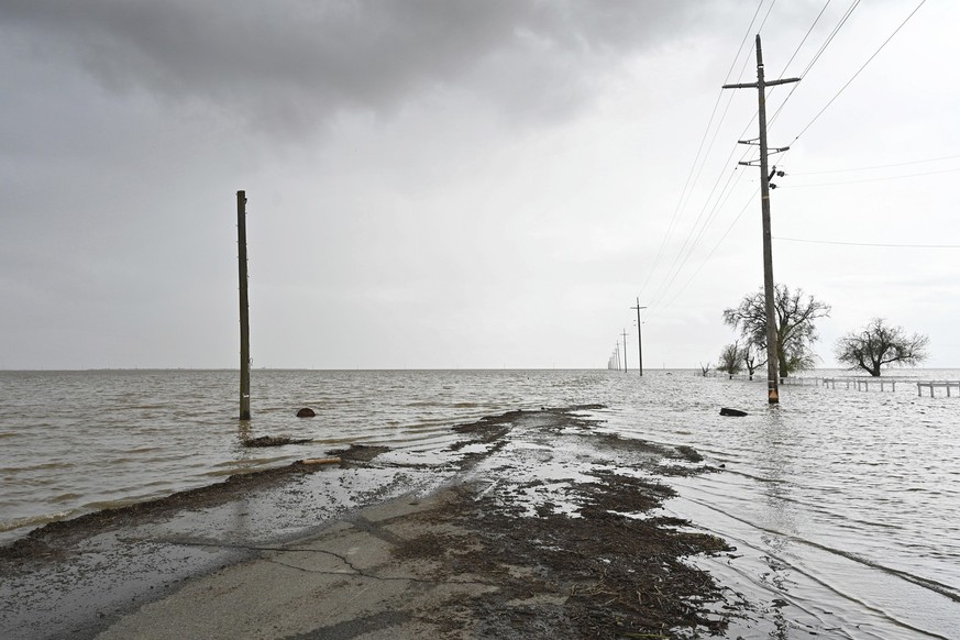 03.03.2023, USA, Corcoran: Die Dairy Avenue in südlicher Richtung verschwindet in der Nähe von Corcoran unter den Fluten. Foto: Eric Paul Zamora/The Fresno Bee/AP/dpa - ACHTUNG: Nur zur redaktionellen ...