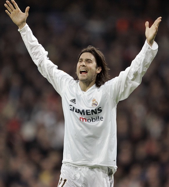Real Madrid&#039;s Argentine player Santiago Solari reacts during their Spanish league soccer match against Athletic Bilbao in Madrid, Saturday, Feb. 19, 2005. (AP Photo/Jasper Juinen) ** EFE OUT ** |