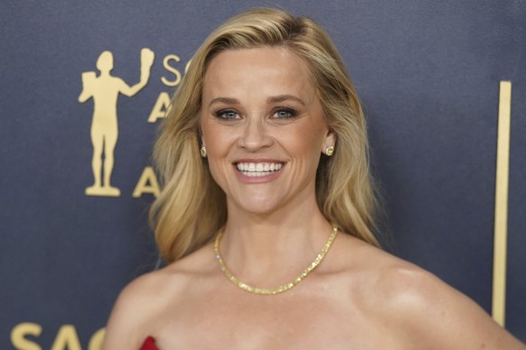 24.02.2024, USA, Los Angeles: Reese Witherspoon kommt zu den 30. jährlichen Screen Actors Guild Awards im Shrine Auditorium in Los Angeles. Foto: Jordan Strauss/Invision via AP/dpa +++ dpa-Bildfunk ++ ...