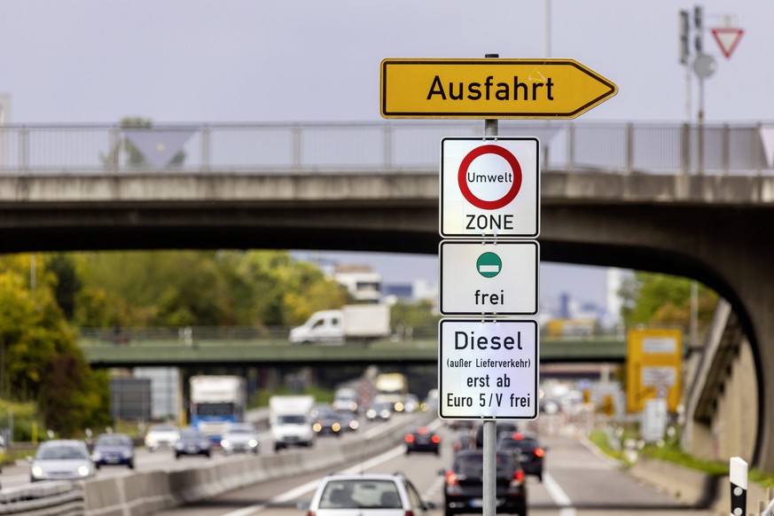 DEU Deutschland, Baden-Württemberg, Stuttgart, 08.10.2019: Umweltzone. Einfahrtsverbot für Dieselfahrzeuge schlechter als Euro 5. Verbotsschild an der Bundesstraße B10 vor den Toren von Stuttgart. DEU ...