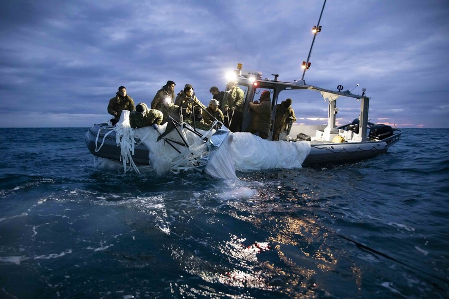 HANDOUT - 07.02.2023, USA, Myrtle Beach: Dieses von der U.S. Navy zur Verfügung gestellte Bild zeigt Matrosen der Explosive Ordnance Disposal Group 2 bei der Bergung eines Höhenüberwachungsballons vor ...