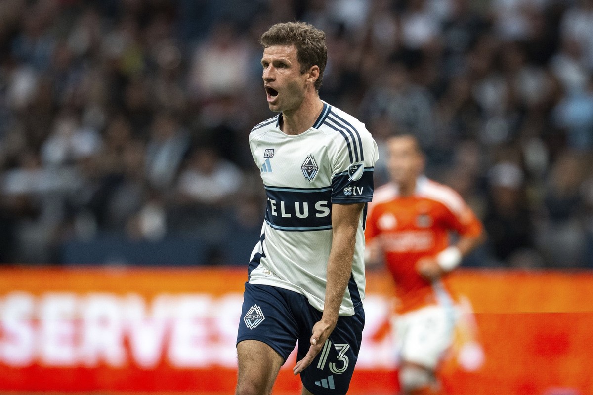 17.08.2025, Kanada, VANCOUVER: Fußball: Major League Soccer (MLS), Vancouver Whitecaps - Houston Dynamo FC. Thomas Müller (13) von den Vancouver Whitecaps schreit seine Mannschaft an. Foto: ETHAN CAIR ...