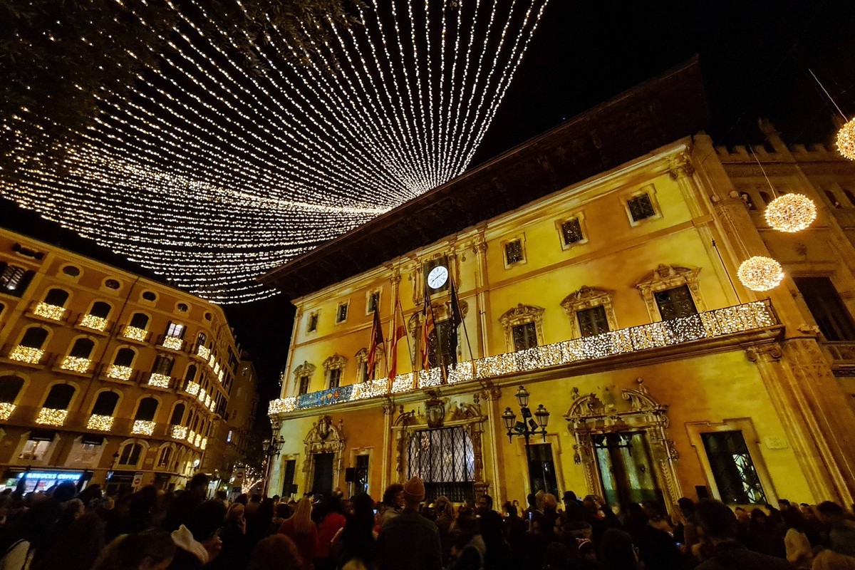 Palma de Mallorca Weihnachten, Weihnachtsbeleuchtung, Lichtermeer, Palma de Mallorca, Spanien, 13.12.2022 Das historische Rathaus von Palma im naechtlichen Lichterglanz, Weihnachten, Weihnachtsbeleuch ...