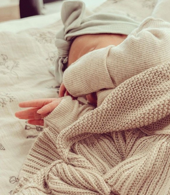 Anna Heiser postete direkt ein Bild ihrer neugeborenen Tochter.
