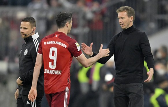 Bayern-Trainer Julian Nagelsmann (r.) sieht den Verlust von Robert Lewandowski (M) auch als Chance. 