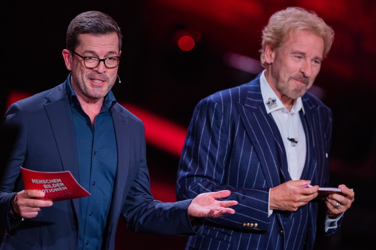 11.12.2022, Nordrhein-Westfalen, Hürth: Thomas Gottschalk (r) und Karl-Theodor zu Guttenberg, Moderatoren, stehen beim RTL-Jahresrückblick &quot;Menschen, Bilder, Emotionen 2022&quot; im Studio. Foto: ...