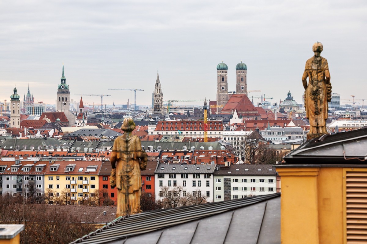 ARCHIV - 06.12.2022, Bayern, München: Die Figuren auf dem Landtagsdach sind vor der Altstadt von München mit dem Alten Peter, dem Rathaus und der Frauenkirche zu sehen. (zu dpa «Münchner Stadtrat besc ...