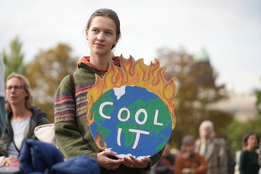 Datum: 21.09.22 / Ort: Dresden Sie sind wieder auf den Straßen. Am Freitagnachmittag demonstriert mehrere hundert Kinder und Jugendliche beim Globalen Klimastreik von Fridays for Future in der sächsis ...