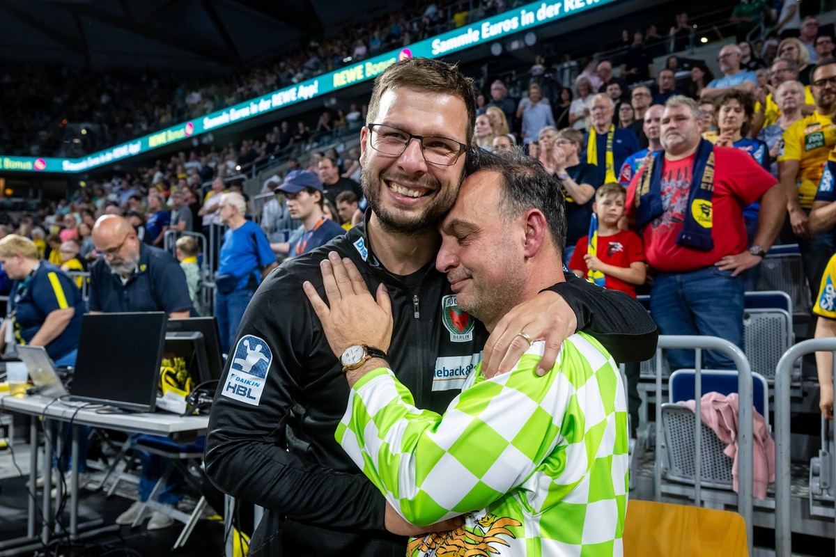 Handball Mannheim 08.06.2025 1. Bundesliga /HBL Saison 2024 / 2025 Rhein-Neckar L�wen - F�chse Berlin Die F�chse Berlin sind Deutscher Meister 2025 Jubel Jaron Siewert F�chse Berlin, Trainer Bob Hanni ...