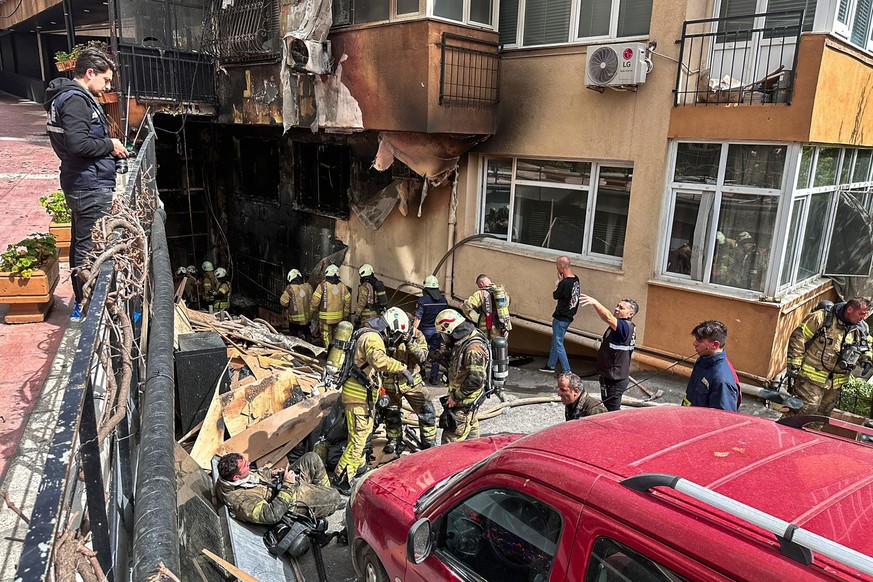 02.04.2024, Türkei, Istanbul: Feuerwehrleute arbeiten nach einem Brand in einem Nachtclub. Bei einem Brand in den Räumen eines Nachtclubs in Istanbul sind mehrere Menschen getötet worden. Foto: Uncred ...
