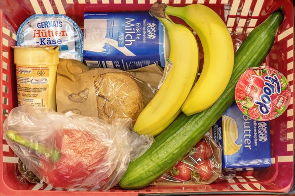 frische Lebensmittel aus dem Supermarkt, M�nchen, 10.05.2022 DEU, Deutschland, M�nchen, 10. Mai 2022, Lebensmittel aus dem Supermarkt, Einkaufskorb mit frischen Lebensmitteln von Rewe, typischer Einka ...