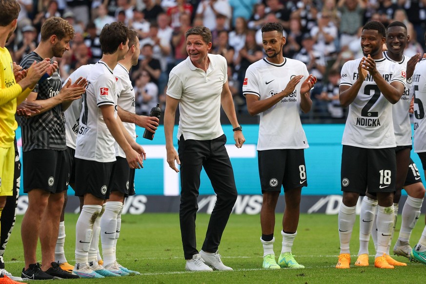 Frankfurt am Main am 27. April 2023 Deutsche Bank Park 1.Bundesliga Eintracht Frankfurt - SC Freiburg v.l., Eintracht Frankfurt und Eintracht FrankfurtÂ s headoach Oliver Glasner bedankt sich bei den  ...