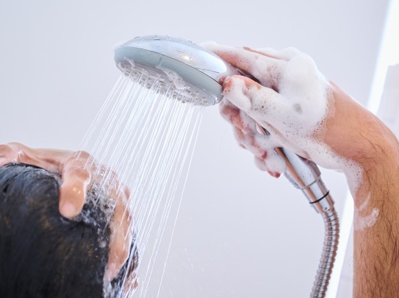 Die tägliche Dusche gehört für viele Menschen dazu - wie gut, dass sie auch beim Kontakt mit Mücken helfen kann.