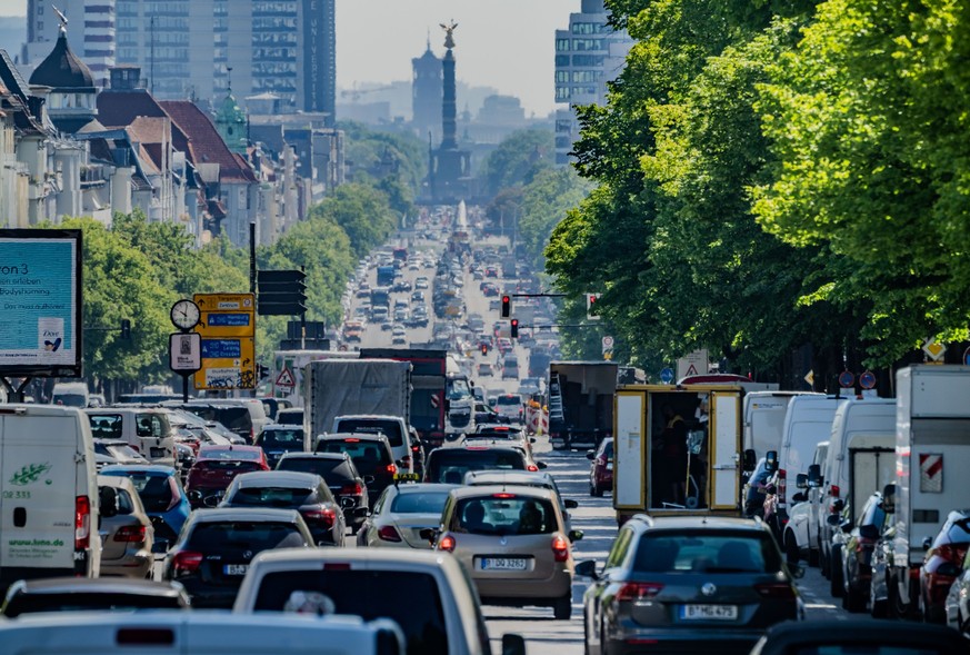 ARCHIV - 31.05.2021, Berlin: Autos, Lastwagen und Lieferfahrzeuge fahren auf dem Kaiserdamm in der Hauptstadt stadteinwärts. (zu dpa: «Neues Klimaschutzgesetz kommt: Drohung mit Fahrverboten vom Tisch ...