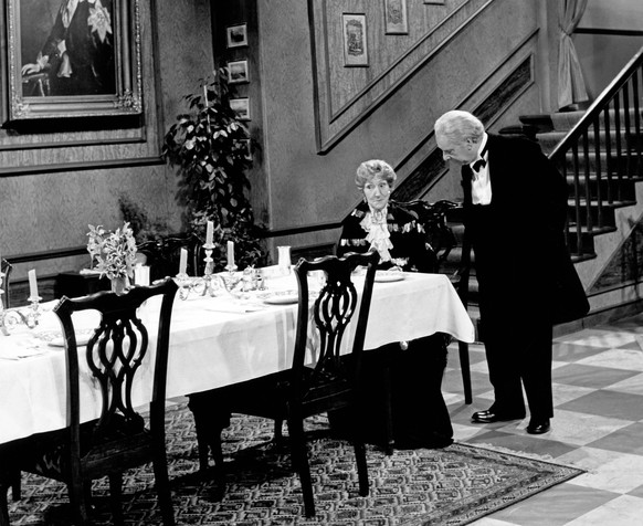 Freddie Frinton als Butler James und May Warden als Miss Sophie in dem Sketch Dinner for One oder Der 90. Geburtstag als Fernsehproduktion des NDR in Hamburg am 8. März 1963, Deutschland 1960er Jahre. ...