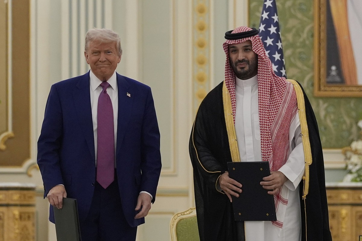13.05.2025, Saudi-Arabien, Riad: US-Präsident Donald Trump und der saudische Kronprinz Mohammed bin Salman posieren für ein Foto nach dem Austausch von Dokumenten während einer Unterzeichnungszeremoni ...