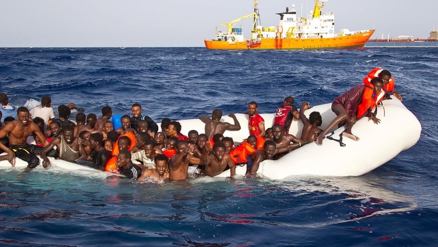 Ein kenterndes Flüchtlingsboot auf dem Mittelmeer.