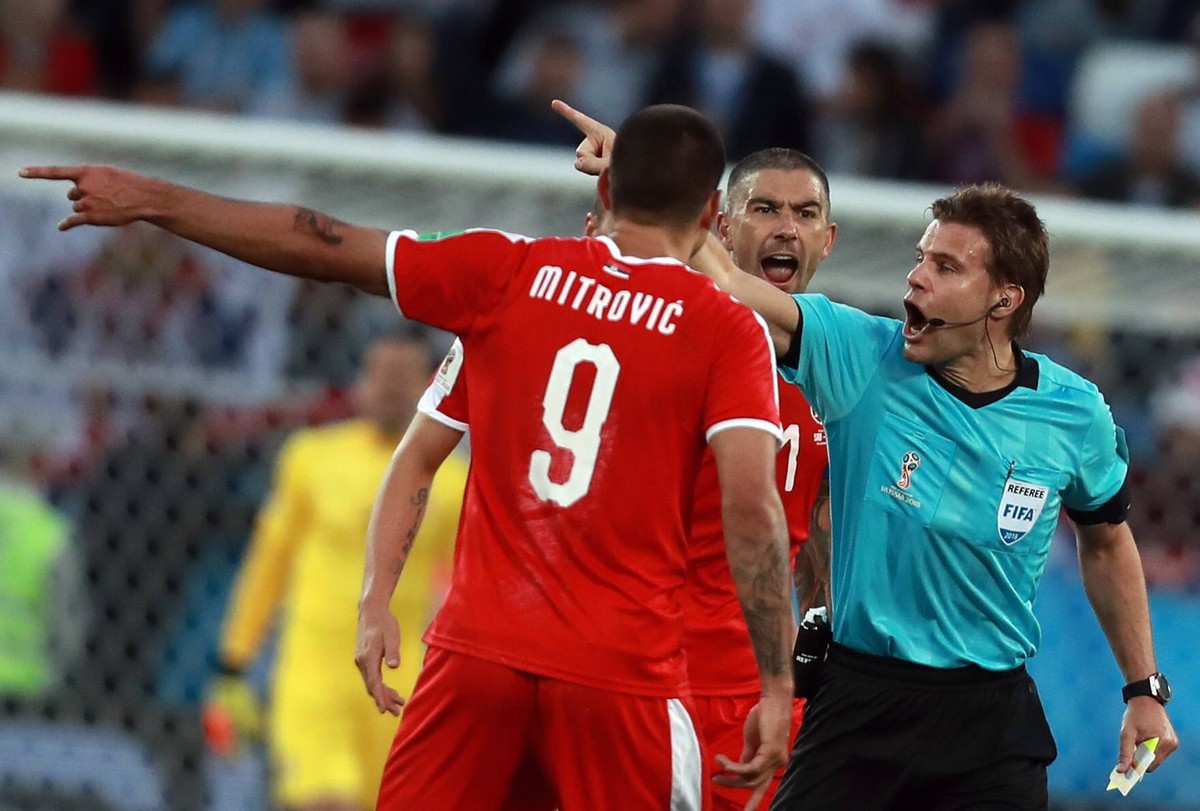 WM 2018, Serbien - Schweiz WM 2018, Serbien - Schweiz KALININGRAD, RUSSIA - JUNE 22, 2018: Serbia s Aleksandar Mitrovic (L), Aleksandar Kolarov (back), and referee Felix Brych in a First Stage Group E ...
