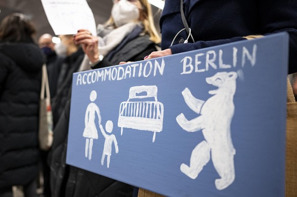 Zwei Frauen bieten am Hauptbahnhof für Geflüchtete Ukrainer eine Übernachtungsmöglichkeit in Berlin an.