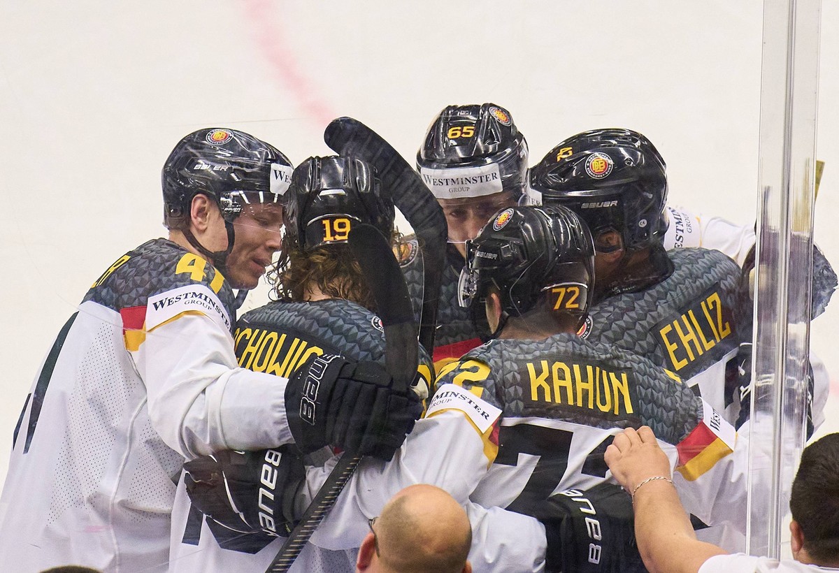 Dominik Kahun Nr.72 of Germany celebrates his goal, happy, laugh, celebration, 2-1 with Wojciech Stachowiak DEB 19 Jonas Mueller, Müller Nr. 41 of Germany Marc MICHAELIS Nr.65 of Germany in the quarte ...