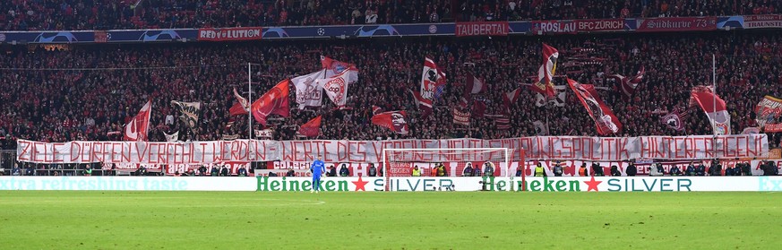 Fußball Champions League Viertelfinale FC Bayern München - Manchester City am 19.04.2023 in der Allianz Arena in München Banner im München Fanblock mit der Aufschrift: Ziele dürfen verfehlt werden - W ...