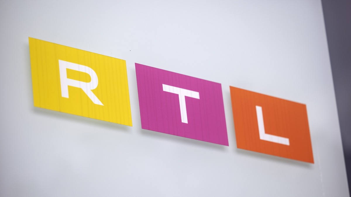 08.08.2023, Nordrhein-Westfalen, Köln: Das Logo des Fernsehsenders RTL ist auf einem Hinweisschild vor dem Gebäude des Sendezentrums in Köln zu sehen. Der Fernsehkonzern korrigierte seine Jahresprogno ...