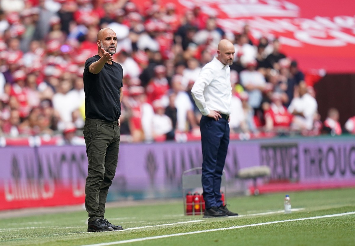 03.06.2023, Gro�britannien, London: Fu�ball, FA-Cup England, Manchester City - Manchester United, Wembley Stadion: Pep Guardiola (l), Trainer von Manchester City, und Erik ten Hag, Trainer von Manches ...