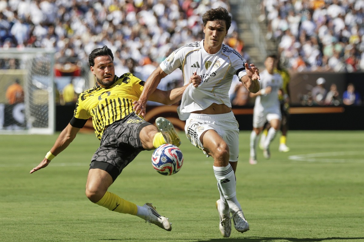 Real Madrid&#039;s Gonzalo Garcia, right, and Borussia Dortmund&#039;s Ramy Bensebaini battle for the ball during the Club World Cup quarterfinal soccer match between Real Madrid and Borussia Dortmund ...