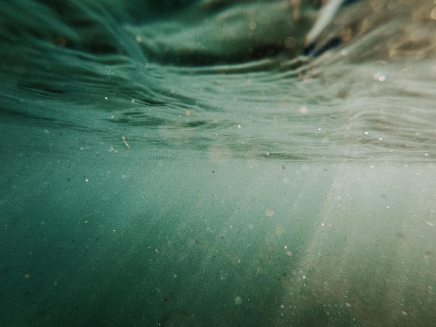 Neuartige Roboter beschleunigen den Abbau kleinster Plastikteilchen im Wasser. (Symbolbild)