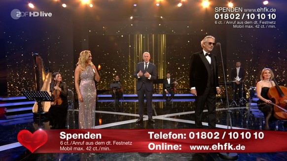 Helene Fischer, Johannes B. Kerner und Andrea Bocelli sprechen nach dem großen Auftritt zusammen.