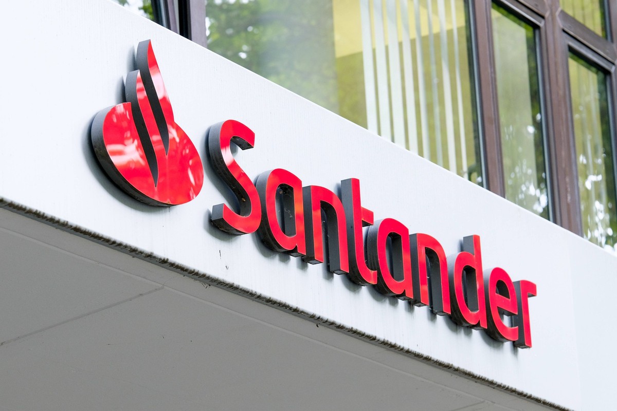 Düsseldorf 28.05.2024 Banco Santander Bank Bankfiliale Düsseldorf Nordrhein-Westfalen Deutschland *** Düsseldorf 28 05 2024 Banco Santander Bank Bank branch Düsseldorf North Rhine-Westphalia Germany