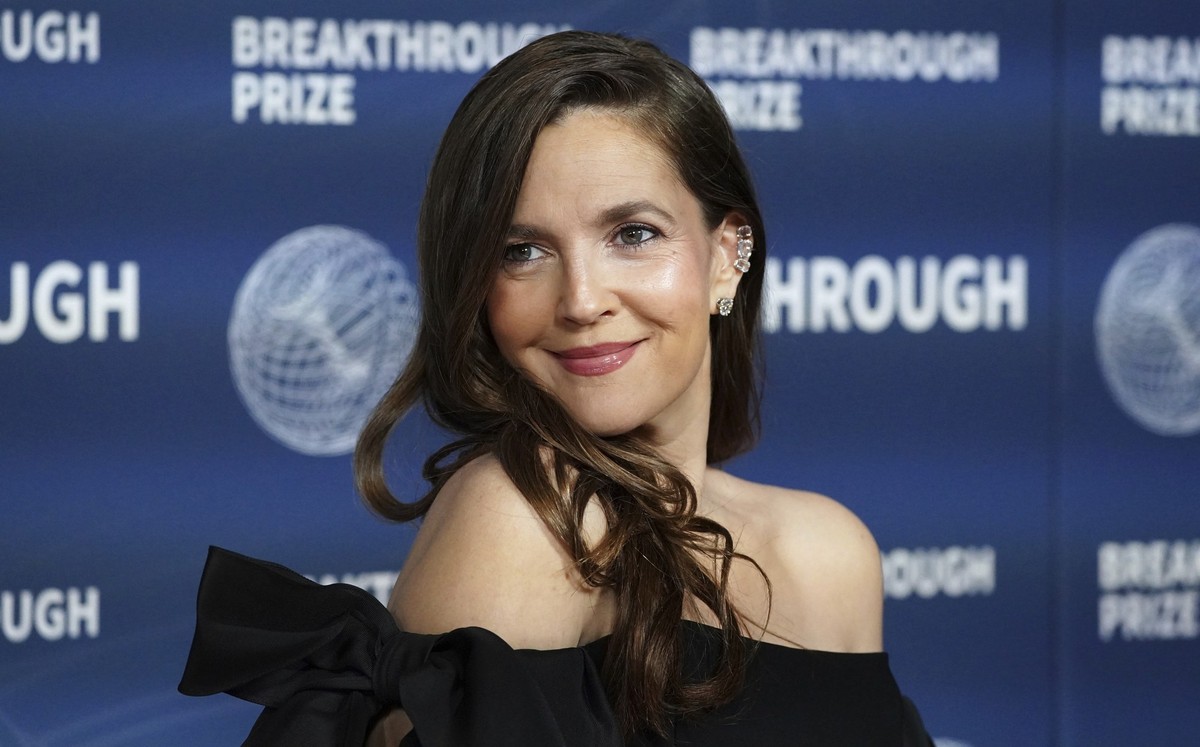 05.04.2025, USA, Los Angeles: Drew Barrymore kommt zur 11. Verleihung des Breakthrough Prize in Los Angeles. Die Breakthrough Preise werden für herausragende wissenschaftliche Arbeiten vergeben in gru ...