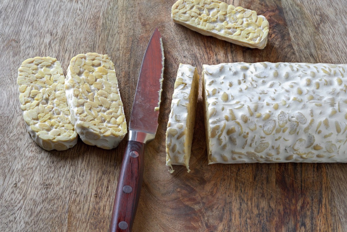 Tempeh ist ein traditionelles Fermentationsprodukt aus Indonesien, das durch die Beimpfung gekochter Sojabohnen mit verschiedenen Rhizopus-Arten, also mit Hilfe niederer Schimmelpilze aus der Abteilun ...