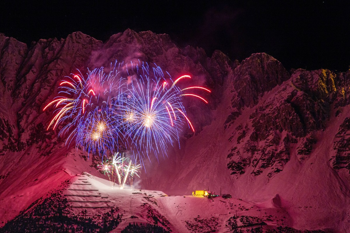 01.01.2022 / Silvester-Feuerwerk 2021/2022 auf der Seegrube, Nordkette, Innsbruck, Tirol, �sterreich / Jahreswechsel mit Feuerwerk *** 01 01 2022 New Years Eve fireworks 2021 2022 on the Seegrube, Nor ...