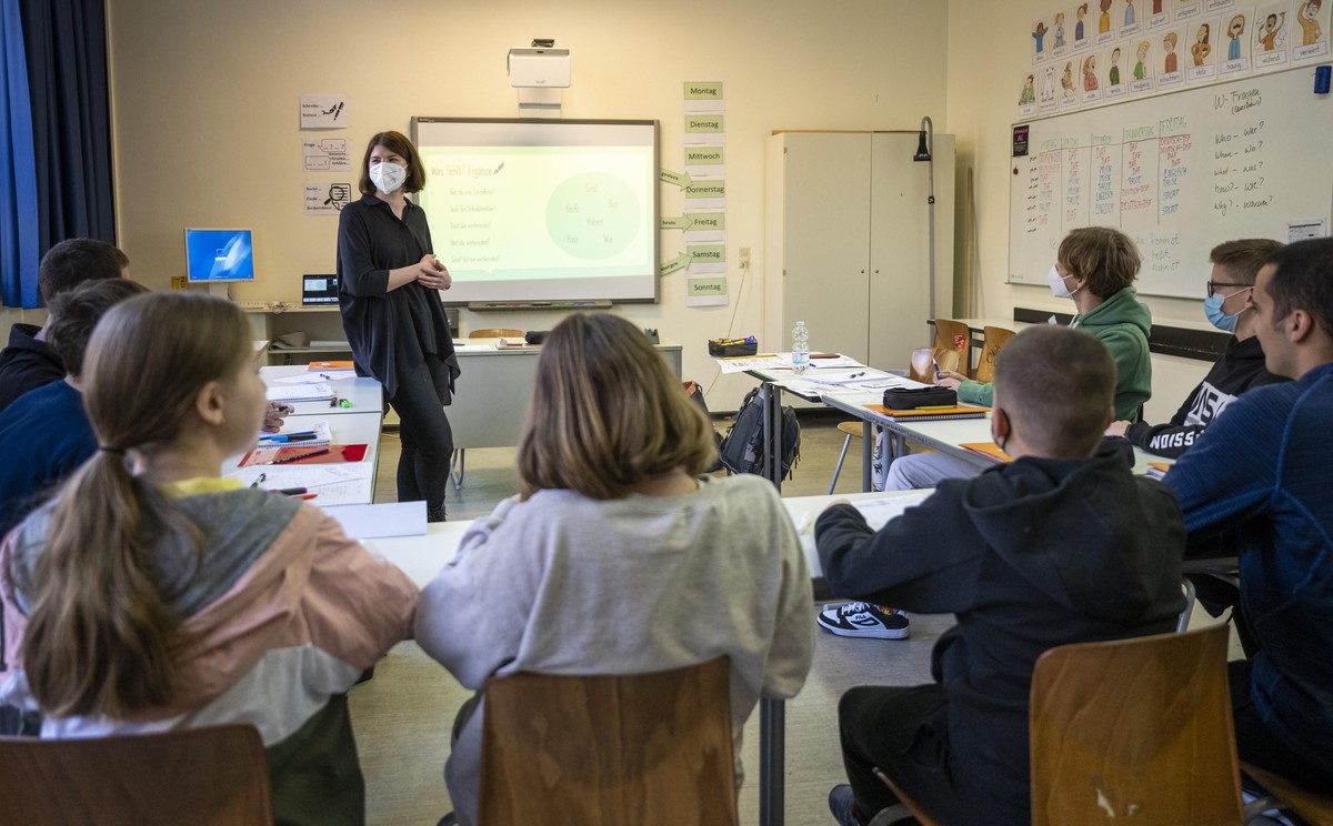 Schülerinnen und Schüler einer neu eingerichteten Willkommensklasse für aus der Ukraine geflüchtete Kinder am Lessing-Gymnasium sitzen in einem Klassenraum an ihren Tischen. Im Hintergrund steht die K ...