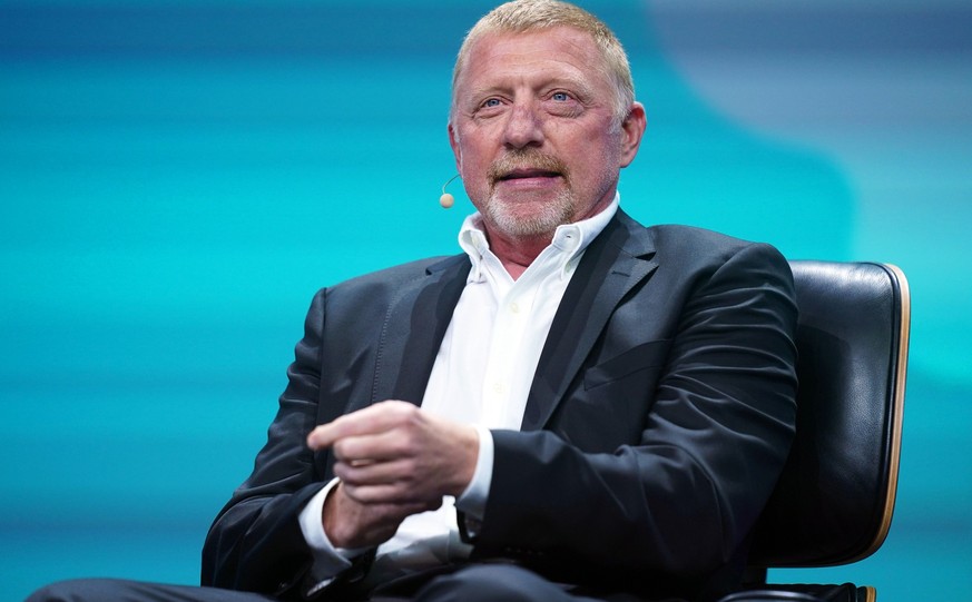 ARCHIV - 10.05.2023, Hamburg: Boris Becker, ehemaliger Tennis-Spieler, sitzt auf der Bühne der Digital-Messe OMR in den Messehallen. Der sechsmalige Grand-Slam-Turniersieger Boris Becker ist trotz des ...