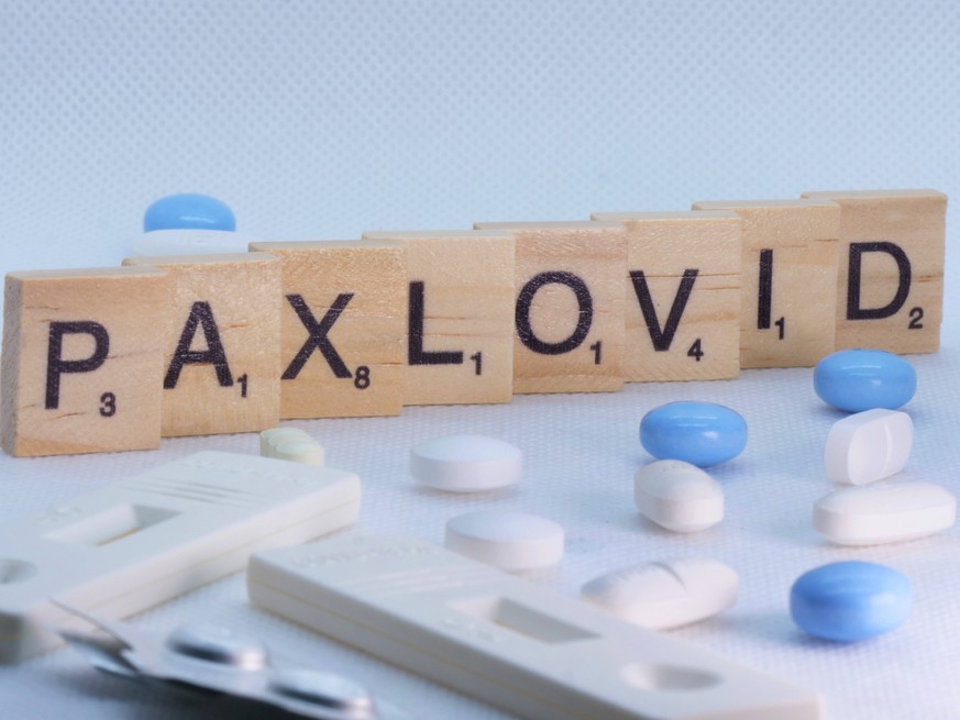 Symbolbild Paxlovid mit Buchstaben und mit Pillen. Paxlovid *** Symbol picture Paxlovid with letters and with pills Paxlovid