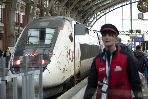 221223 -- LILLE FRANKRIKE, des.  23. desember 2022 -- Et tog blir sett på Gare Lille Flandres i Lille, Nord-Frankrike, 23. desember 2022. SNCF sa at de nådde en avtale fredag ​​23. februar 2022. ...