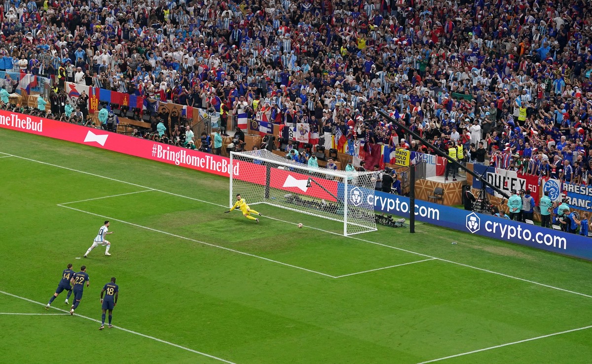 18.12.2022, Katar, Lusail: Fu�ball, WM 2022 in Katar, Argentinien - Frankreich, Finale, im Lusail Stadion, der argentinische Nationalspieler Lionel Messi (M) erzielt per Elfmeter das Tor zum 1-0. Foto ...