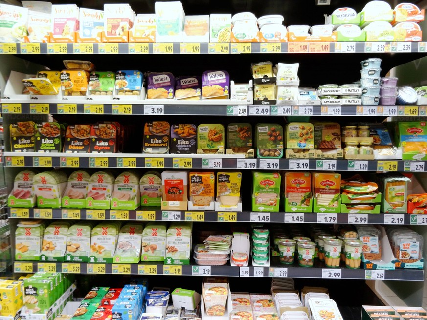 Foto Manuel Geisser 24.01.2023 Detailhandel Vegan Deutschland.Bild : Vegetarische Lebensmittel . Vegane Topseller. Fleischersatz Artikel *** Photo Manuel Geisser 24 01 2023 Retail Vegan Germany Pictur ...