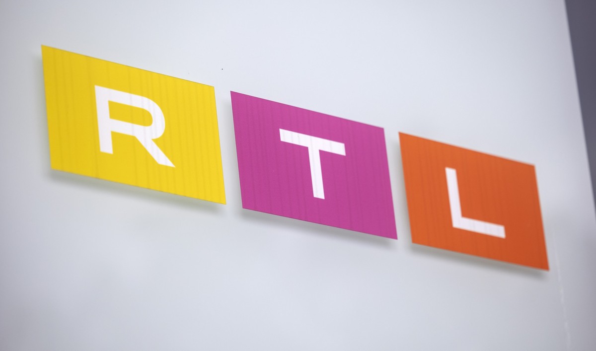 ARCHIV - 08.08.2023, Nordrhein-Westfalen, Köln: Das Logo des Fernsehsenders RTL ist auf einem Hinweisschild vor dem Gebäude des Sendezentrums in Köln zu sehen. RTL zeigt einige Folgen der Sendung «Pro ...